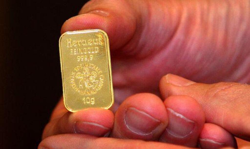 Bitcoin or gold? Gold bar in hand